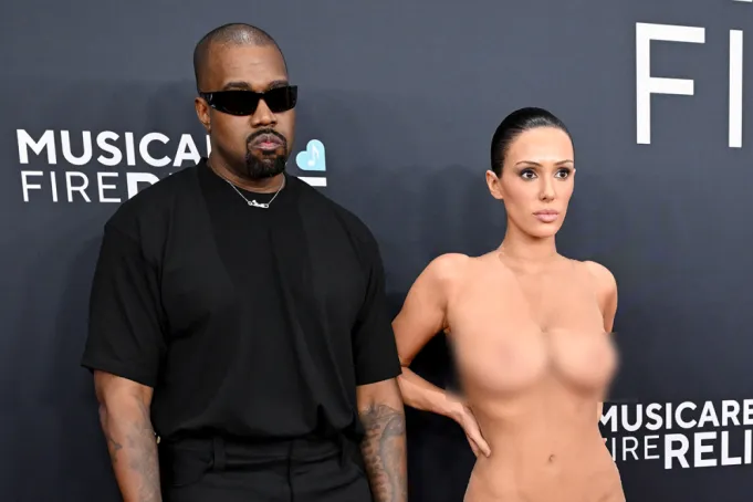 Kanye-Grammys-2 in nudity (blur mode)